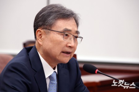 조현 외교부 장관 후보자가 17일 서울 여의도 국회에서 열린 외교통일위원회 인사청문회에서 의원 질의에 답변을 하고 있다.