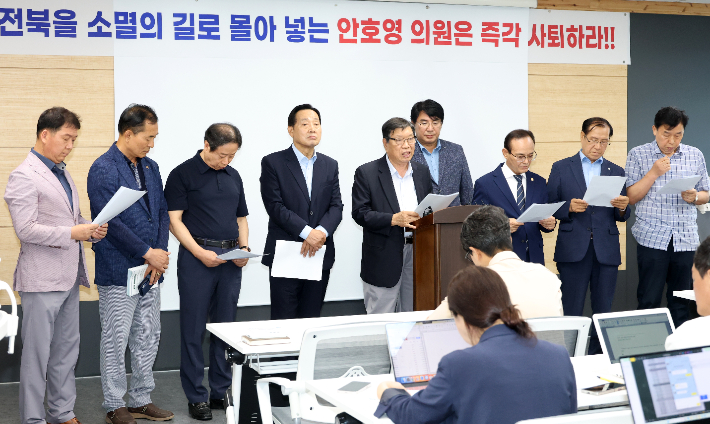 완주전주 통합 찬성 단체들이 17일 전주시청에서 기자회견을 열어 안호영 국회의원의 즉각 사퇴를 촉구하고 있다. 완주전주상생통합협회 제공
