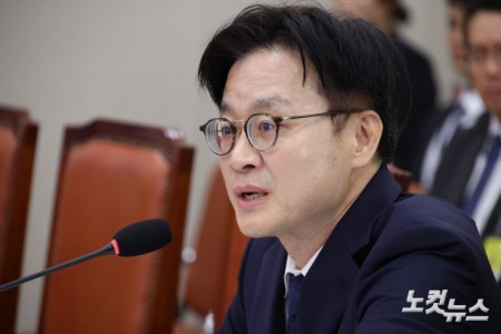 김정관 산업통상자원부 장관 후보자가 17일 서울 여의도 국회에서 열린 산업통상자원중소벤처기업위원회 인사청문회에서 의원 질의에 답변을 하고 있다.