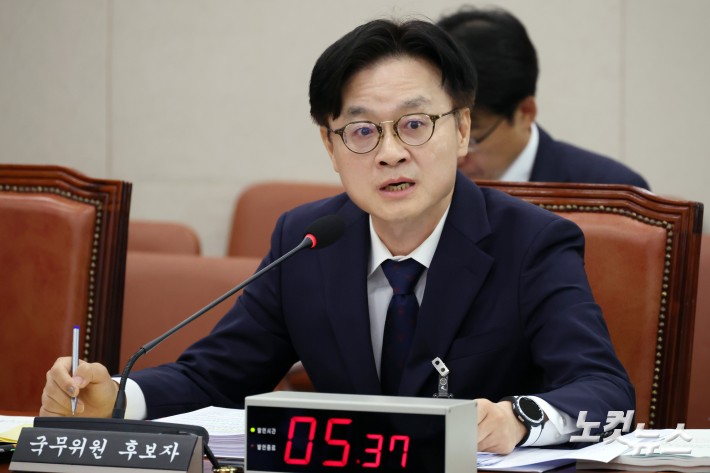 김정관 산업통상자원부 장관 후보자가 17일 서울 여의도 국회에서 열린 산업통상자원중소벤처기업위원회 인사청문회에서 의원 질의에 답변을 하고 있다.