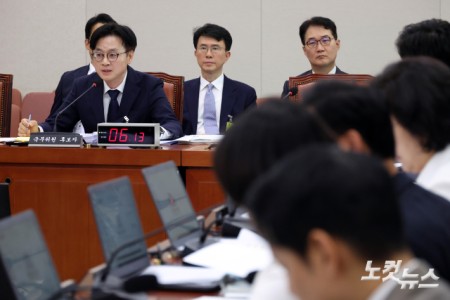 김정관 산업통상자원부 장관 후보자가 17일 서울 여의도 국회에서 열린 산업통상자원중소벤처기업위원회 인사청문회에서 의원 질의에 답변을 하고 있다.