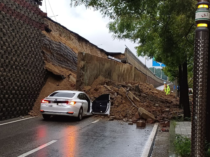 16일 집중 호우로 경기 오산 가장교차로 고가도로 옹벽이 붕괴돼 차량 2대가 깔리는 사고가 발생했다. 경기도소방재난본부 제공