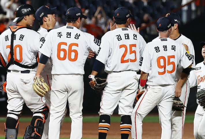 한화는 올 시즌 전반기 시청률에서 상위 10위 경기를 모두 장식하며 돌풍을 입증했다. 특히 KIA와 경기는 4위까지를 독식했다. 사진은 지난 8일 KIA를 누르고 기뻐하는 한화 선수들. 연합뉴스