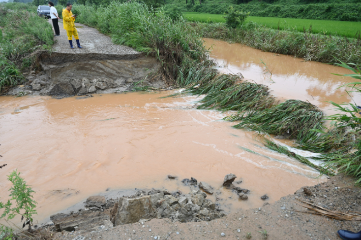 집중호우에 무너져 내린 제방. 17일 홍성군 갈산면 동산리 한 제방이 전날부터 내린 집중호우에 무너져있다. 연합뉴스