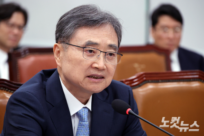 조현 외교부 장관 후보자가 17일 서울 여의도 국회에서 열린 외교통일위원회 인사청문회에서 의원 질의에 답변을 하고 있다. 윤창원 기자