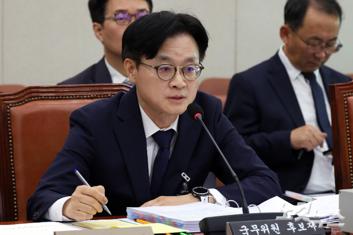 김정관 산업통상자원부 장관 후보자가 17일 서울 여의도 국회에서 열린 산업통상자원중소벤처기업위원회 인사청문회에서 의원 질의에 답변을 하고 있다. 윤창원 기자