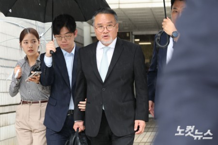 이일준 전 삼부토건 회장이 17일 서울 서초구 서울중앙지방법원에서 열린 구속 전 피의자 심문(영장실질심사)을 받은 뒤 법원을 나서고 있다.