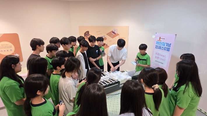 광주광역시선거관리위원회는 17일 제헌절을 맞아 솔로몬로파크와 협업으로 '투표로(law), 미래로(law)'라는 주제의 미래유권자 대상 선거체험 캠페인을 실시했다. 광주시선관위 제공