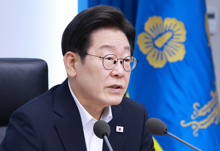 이재명 대통령이 17일 서울 용산 대통령실 청사에서 열린 4차  수석·보좌관 회의에서 발언하고 있다. 연합뉴스