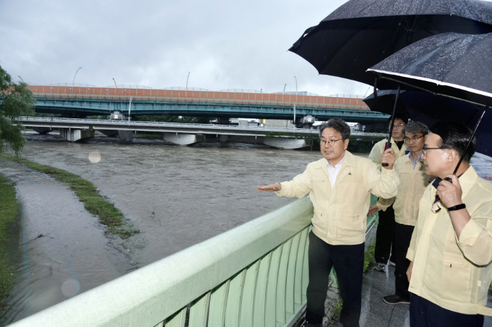 광주광역시는 17일 시간당 80㎜ 이상의 폭우가 쏟아지는 기상 특보 속에서 강기정 시장 주재로 긴급 상황판단회의를 개최하고, 주요 재해 우려지역에 대한 현장 점검을 실시하는 등 시민 생명과 재산 보호에 총력을 기울이고 있다. 광주시 제공