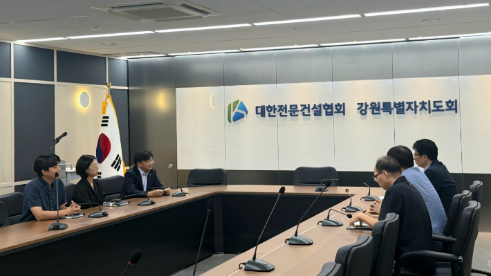 고용노동부 강원지청은 17일 오후 대한전문건설협회 강원지회를 찾아 개정된 산업안전보건기준에 관한 규칙의 폭염 관련 규정을 설명하고 건설현장에 조기 정착될 수 있게 해달라고 적극 당부했다. 강원노동청 제공.