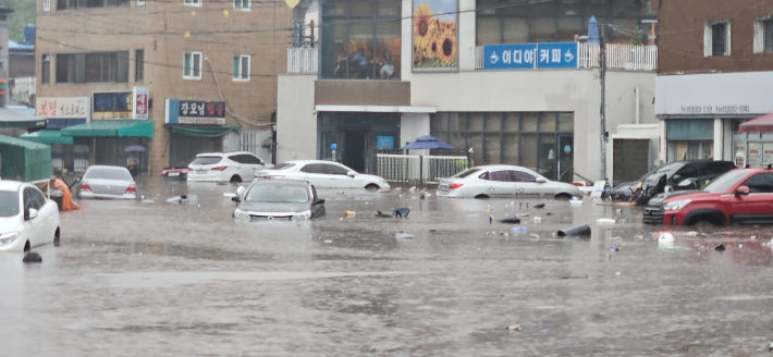 17일 대구 북구 노곡동 일대가 폭우로 침수돼 차들이 물에 잠겨 있다. 연합뉴스
