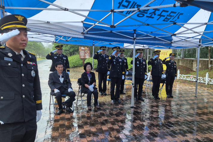 세월호 실종자 수색을 마치고 복귀하던 중 헬기 추락사고로 순직한 강원소방본부 소속 소방관들을 기리는 11주기 추모식이 17일 열렸다. 강원소방본부 제공