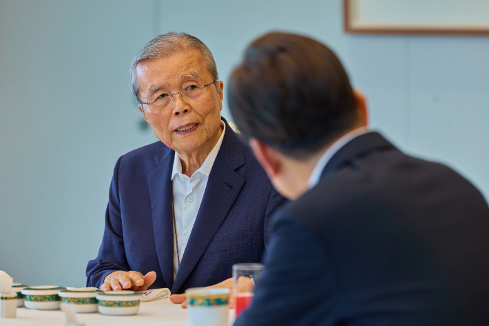 김종인 "미국서 李대통령 '친중' 오해"…李 "한미동맹 최우선"[영상]