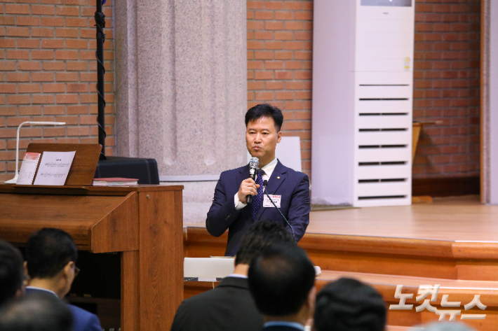 한국기독교직장선교연합회 대표회장 이훈 장로가 구국기도회 취지를 설명하고 있다.