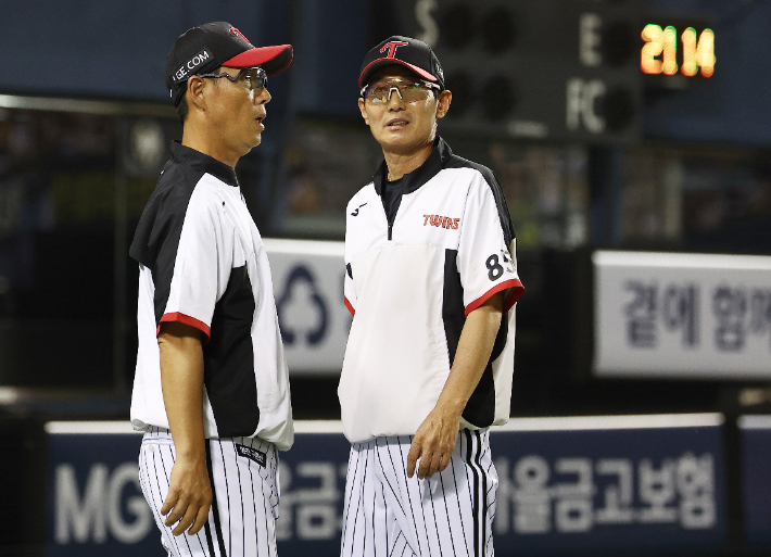 LG 염경엽 감독(오른쪽)과 김정준 코치. 연합뉴스