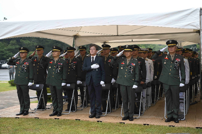  마린온 사고 7 주기 추모식에서 국민의례를 하고 있다. 해병대 항공단 제공