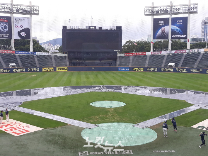 롯데-LG의 경기가 17일 그라운드 사정으로 취소된 잠실구장 모습. 노컷뉴스 