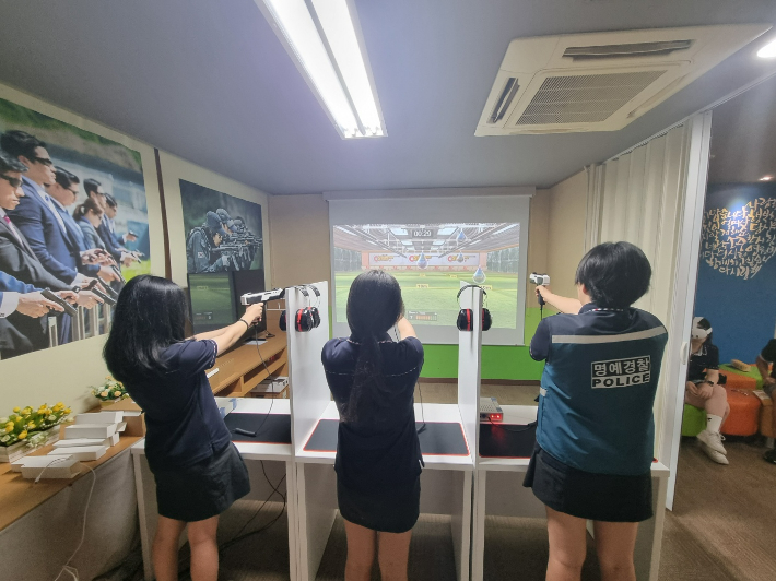 명예경찰소년소녀단이 사격 체험을 하고 있다. 순천경찰서 제공