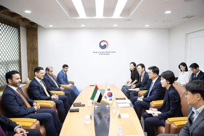 국토교통부는 17일 이상경(가운데 줄 세 번째) 1차관이 모하메드 알리 알 쇼라파 아부다비 자치행정교통부 의장(장관급)을 만나 한-UAE 간 도시 및 교통 분야 협력 방안을 논의했다고 밝혔다. 국토교통부 제공
