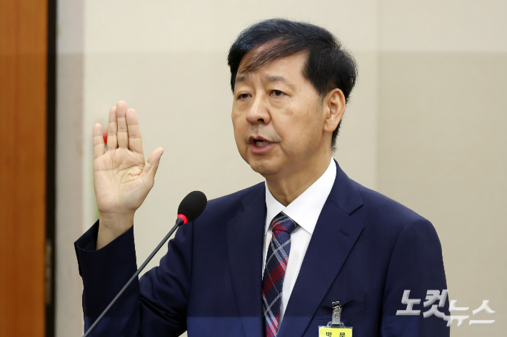 구윤철 부총리 겸 기획재정부 장관 후보자가 17일 서울 여의도 국회에서 열린 기획재정위원회 인사청문회에서 선서를 하고 있다. 윤창원 기자