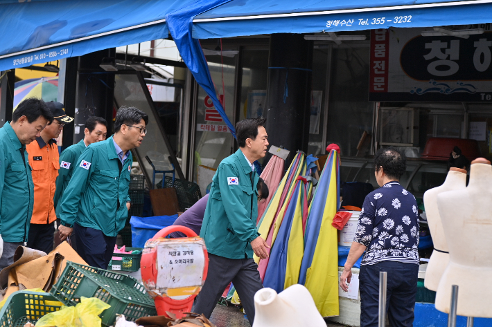 당진 어시장 호우 피해 현장을 찾은 김태흠 충남지사. 충남도 제공