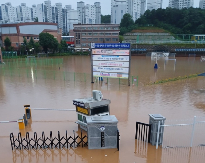 호우경보가 내려진 17일 오전 충남 당진시 당진정보고등학교. 연합뉴스