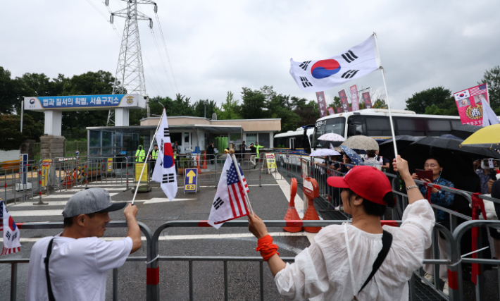경기도 의왕시 서울구치소 앞에서 윤 전 대통령 지지자들이 구호를 외치고 있다. 연합뉴스
