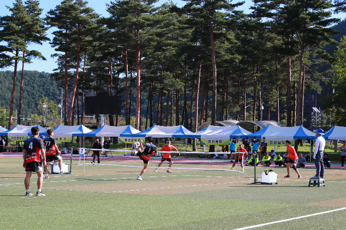 지난해 열린 동호인 초청 족구대회 경기 모습. 울진군 제공