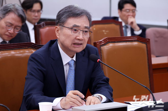 조현 외교부 장관 후보자가 17일 서울 여의도 국회에서 열린 외교통일위원회 인사청문회에서 의원 질의에 답변을 하고 있다. 윤창원 기자