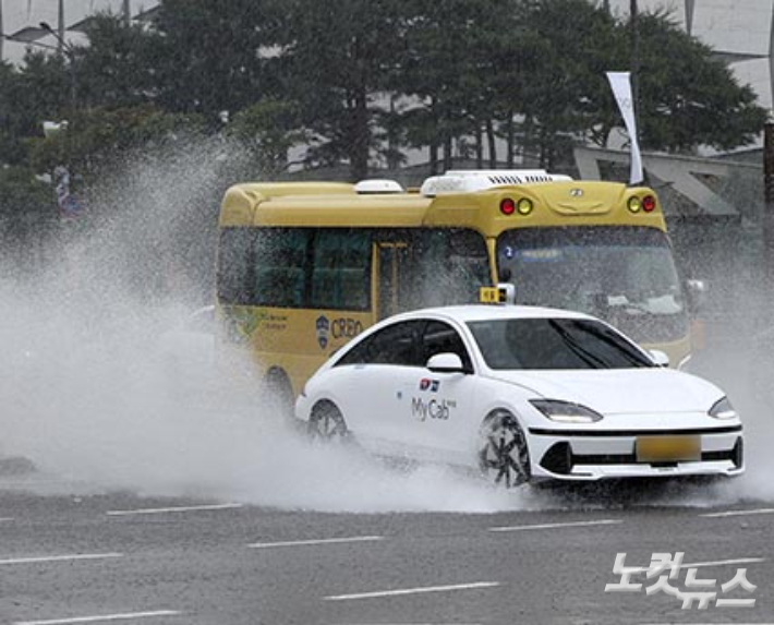 기습 폭우가 쏟아진 17일 서울 송파구 잠실역 인근에서 차량들이 물보라를 일으키며 주행하고 있다. 박종민 기자
