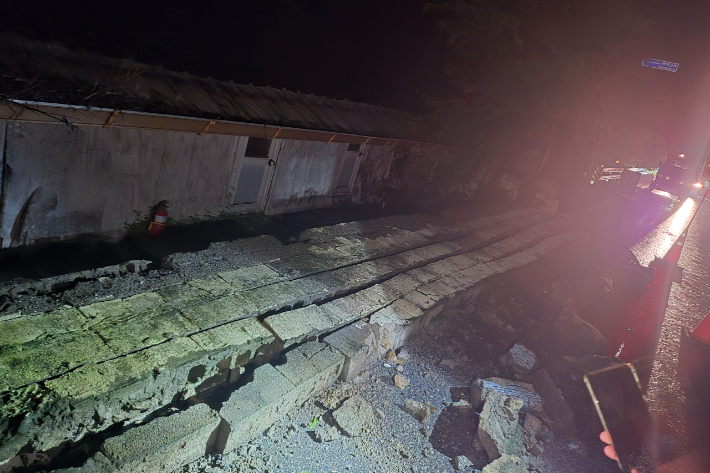 지난 16일 오후 10시 30분쯤 강원 영월군 상동읍 천평리 주택 담장이 무너졌다는 신고가 접수돼 소방당국이 안전 조치했다. 강원소방본부 제공