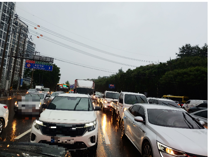 광주에 시간당 80mm의 물 폭탄이 쏟아지면 17일 오후 5시 5분쯤 도로 침수로 인해 호남고속도로 동광주 IC에서 서광주 IC까지 4㎞ 구간의 양방향 차량 통행이 도로 침수로 인해 전면 차단돼 도로가 주차장으로 변했다. 독자 제공