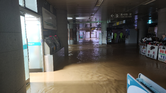 17일 폭우로 침수된 광주도시철도 1호선 상무역 역사 내부. 광주광역시 제공