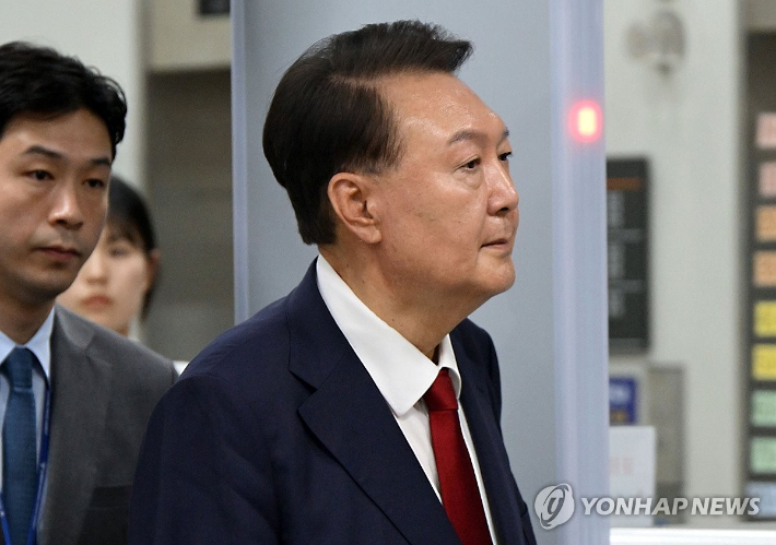 (서울=연합뉴스) 12.3 비상계엄 사태 관련 내란 혐의를 받는 윤석열 전 대통령이 9일 서울 서초구 서울중앙지방법원에서 구속 전 피의자 심문(영장실질심사)을 마치고 법원을 나서고 있다. 2025.7.9 [사진공동취재단] photo@yna.co.kr 연합뉴스