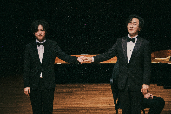  15일 서울 예술의전당 콘서트홀에서 열린 '현대카드 컬처프로젝트 30 손민수&임윤찬'에서 피아니스트 손민수(오른쪽)와 임윤찬이 공연 뒤 손을 맞잡고 인사하고 있다. ⓒShin-joong Kim MOC
