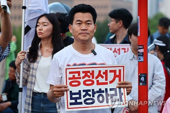     (과천=연합뉴스) 서대연 기자 = 전 한국사 강사 전한길 씨가 30일 경기도 과천시 중앙선거관리위원회 앞에서 열린 사전투표 폐지 및 공정선거 보장 촉구 집회에 참석하고 있다. 2025.5.30     dwise@yna.co.kr (끝) 연합뉴스