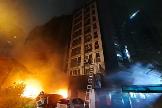 지난 17일 오후 경기 광명시 소하동 한 아파트 주차장에서 불이 나 3명이 심정지 상태로 병원에 옮겨졌다. 연합뉴스