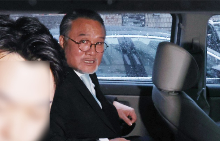 주가조작 의혹으로 김건희 여사 관련 의혹을 수사하는 민중기 특별검사팀의 조사를 받은 이일준 삼부토건 회장이 17일 서울 서초구 서울중앙지방법원에서 열린 구속 전 피의자 심문(영장실질심사)을 받은 뒤 법원을 나서고 있다. 류영주 기자