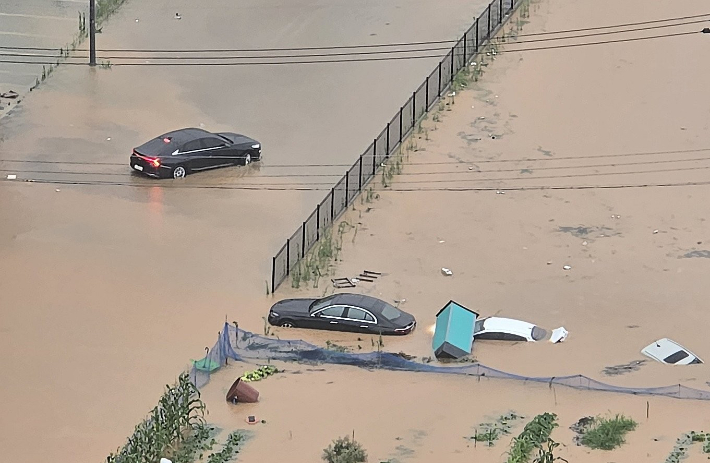 광주 전역에 극한 호우가 쏟아진 17일 오후 광주 북구 신용동 일대 도로가 침수돼 차량들이 물에 잠겨 있다. 연합뉴스