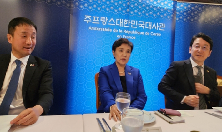 강금실 전 법무부 장관을 단장으로 하는 대통령 프랑스 특사단이 17일(현지시간) 파리에서 현지 특파원들과 만나 프랑스 관계자들 면담 내용을 설명하고 있다. 연합뉴스