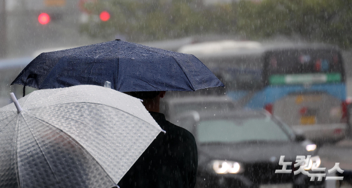 우산을 쓴 시민들이 버스를 기다리고 있다. 박종민 기자