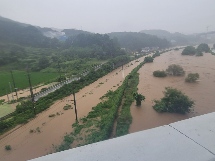 밤사이 중부지방을 중심으로 100㎜ 안팎의 폭우가 쏟아지면서 일반 열차 운행이 일부 중단됐다. 연합뉴스
