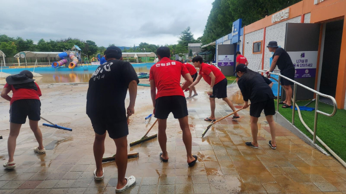 관계자들이 신정호정원 물놀이장 토사를 제거하고 있다. 아산시 제공