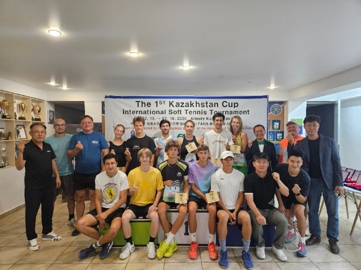 대한소프트테니스협회와 국제연맹, 문경시청이 공동으로 파견한 홍보단이 제1회 카자흐스탄컵 국제대회 수상자들과 함께 기념 촬영한 모습. 협회