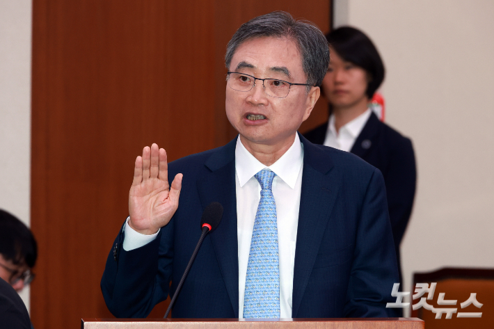 조현 외교부 장관 후보자가 17일 서울 여의도 국회에서 열린 외교통일위원회 인사청문회에서 선서를 하고 있다. 윤창원 기자