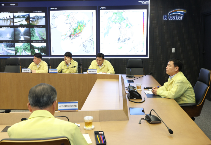 한국수자원공사 대전 본사 재난안전상황실에서 윤석대 사장(오른쪽)이 전사 비상대응 긴급회의를 주재하고 있다. 수자원공사 제공