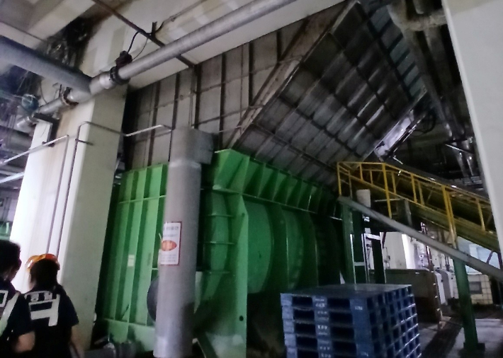 17일 30대 청년 노동자 사망사고가 발생한 대전 대덕구의 한솔제지 신탄진공장 내부 모습. 대전소방본부 제공