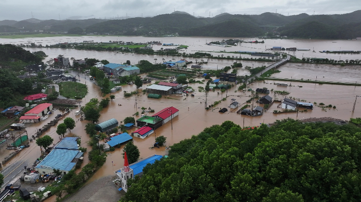 집중 호우로 마을이 잠긴 충남 당진시. 당진시 제공