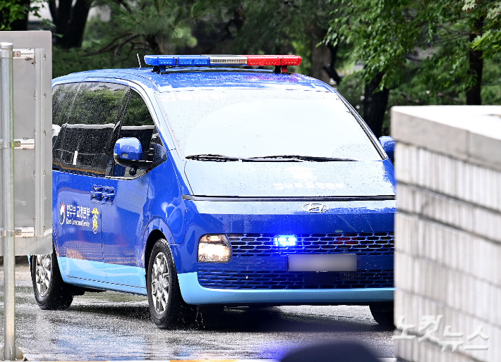 구속 수감된 윤석열 전 대통령이 탑승한 호송차가 18일 오전 서울 서초구 서울중앙지방법원으로 들어서고 있다.  윤 전 대통령은 서울중앙지법에서 열리는 구속적부심사에 직접 출석한다. 사진공동취재단